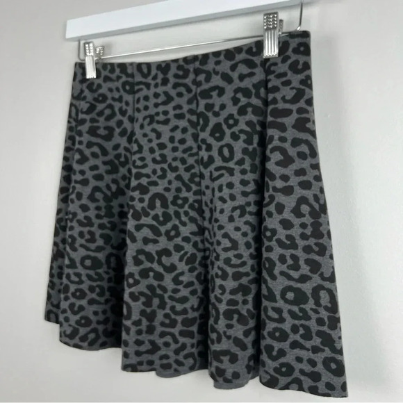 🐆 Girls Grey‎ Cheetah Print Aeropostale Skirt, Comfy, Size Medium. So Cute! - Picture 3 of 8